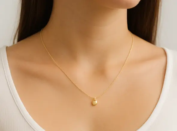 Collar dorado con un dije circular