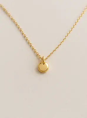 Collar dorado con dije circular