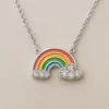 Collar plateado con dije de arcoíris esmaltado en colores vivos y nubes con cristales brillantes, símbolo de alegría y esperanza.