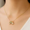 Collar dorado con dije de arcoíris esmaltado en colores vivos y nubes con cristales brillantes, símbolo de alegría y esperanza.