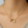 Collar dorado con arcoíris de gemas y nube brillante