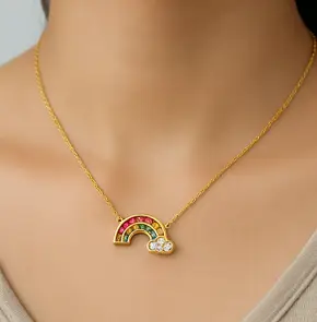 Collar dorado con arcoíris de gemas y nube brillante