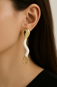 Pendientes dorados con diseño curvo esmaltado en blanco.