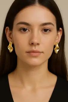 Captura de pantalla 2025-10-06 084140 Pendientes stud de diseño orgánico y forma fluida. Bañados en un cálido tono dorado con acabado pulido para capturar la luz. Una pieza statement minimalista y contemporánea.