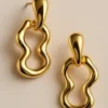 Pendientes Ola Dorada Pendientes dorados con diseño ondulado moderno