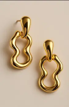 Pendientes Ola Dorada Pendientes dorados con diseño ondulado moderno