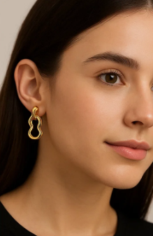 Captura de pantalla 2025-10-06 084227 Pendientes dorados con diseño ondulado moderno