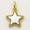 Dije dorado en forma de estrella con detalle blanco