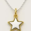 Dije dorado en forma de estrella con detalle blanco
