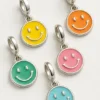 Dijes de carita feliz en diferentes colores.