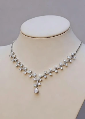 Collar plateado con hojas y zirconias blancas