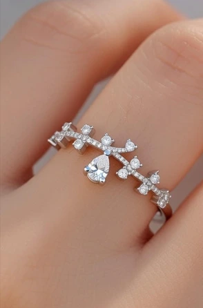 Anillo plateado con flores y zirconias blancas