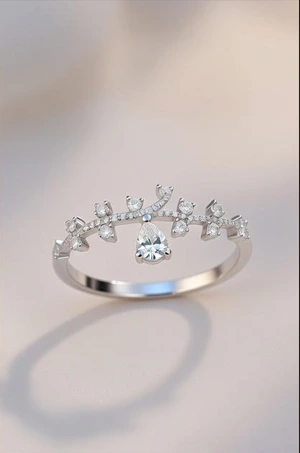 Anillo plateado con flores y zirconias blancas