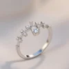 Anillo plateado con flores y zirconias blancas