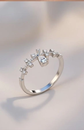 Anillo plateado con flores y zirconias blancas