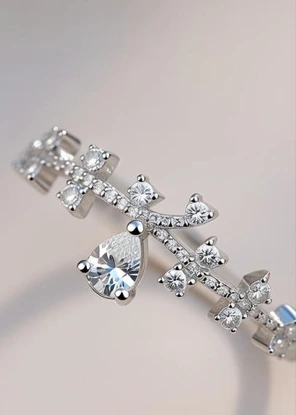 Anillo plateado con flores y zirconias blancas