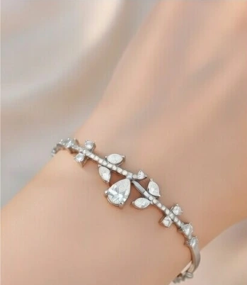 Pulsera plateada con flores y zirconias blancas